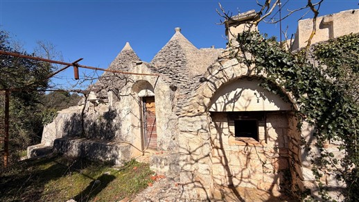 Corpo Di Trulli Con Fabbricati